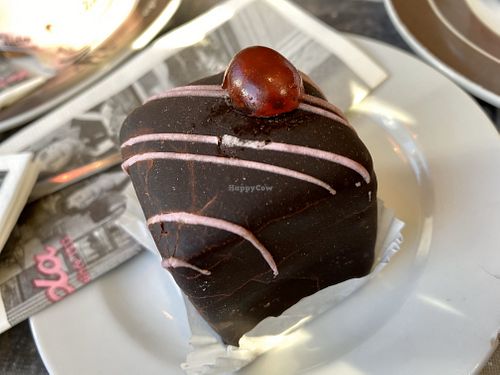 vegan 'sponge' at Aida in Vienna