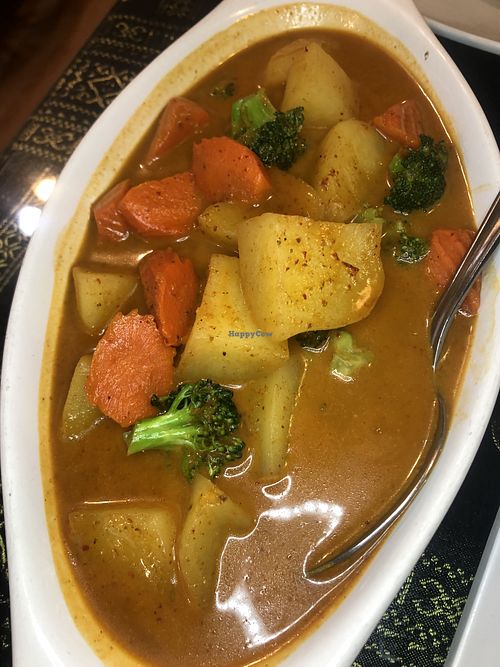 Tasty Panang curry with potatoes, carrots and broccoli 🌱👌🏽 at Papaya Bay in Banning