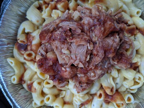 Creamy Mac & cheese topped with BarBQ jackfruit, from grab & go case at SO Veganly in Spring