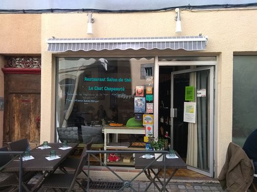 The outside at Le Chat Chapeaute in Foix