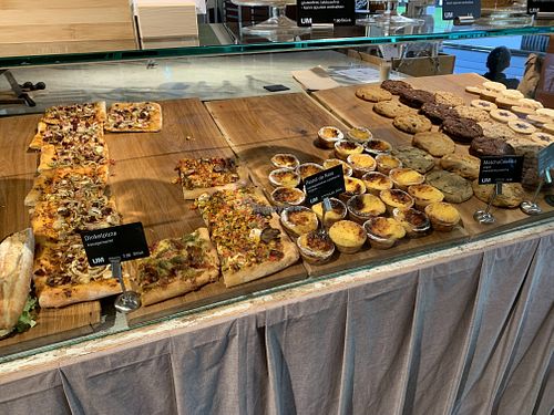 Pizzas veggie/vegan et cookies vegan (+pastel de nata) at Unternehmen Mitte in Basel