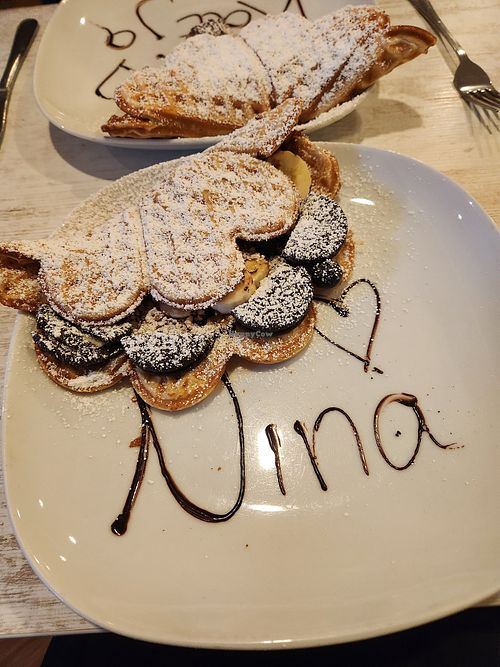 Vegane Waffel
Dunkle Schokosauce
Oreo
Banane und Heidelbeeren 
Haselnusskrokant at Glücks Waffel in Braunschweig