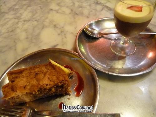 Apple and cinnamon cake, and chocolate parfait at Juicy Jones - Hospital in Barcelona