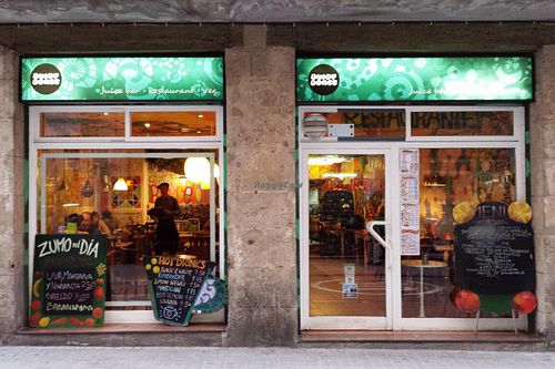 Entrance and window at Juicy Jones - Hospital in Barcelona