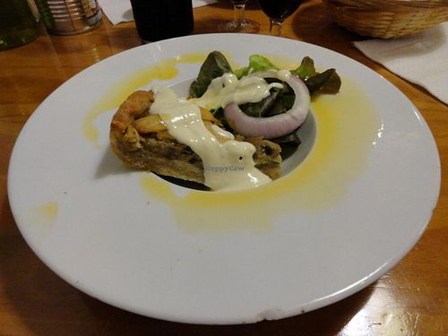 Mushrooms pie with vegan mayonnaise at Juicy Jones - Hospital in Barcelona