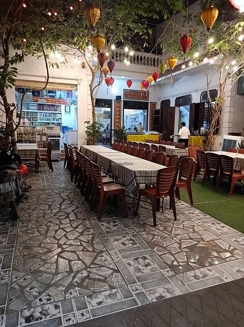 Open-air eating at Thien Phuc in Vinh