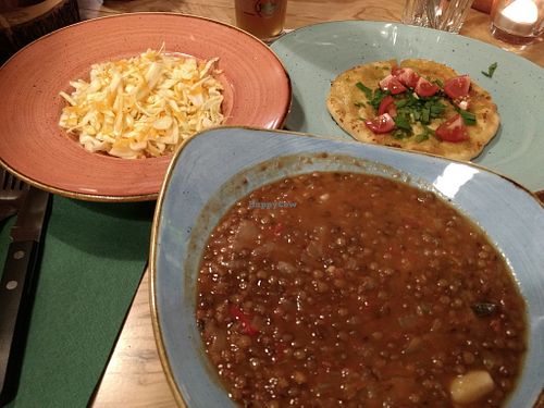 Fakés (Linseneintopf) mit Krautsalat und Knobibrot.  at Kouritis Südkretaschätze in Erfurt