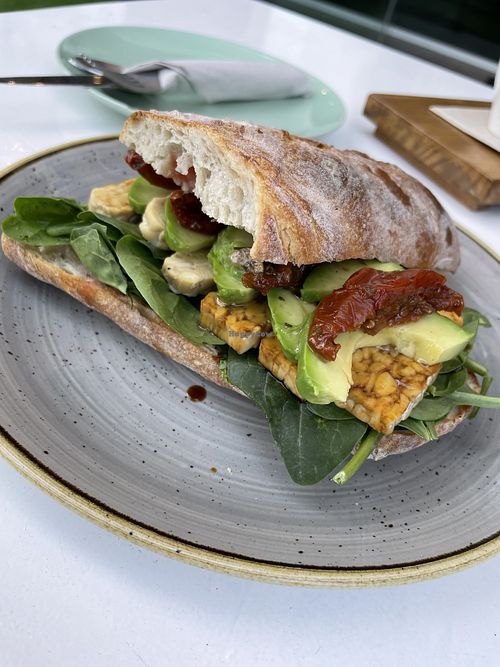 Coca de tempeh y aguacate at Me Time in Blanes