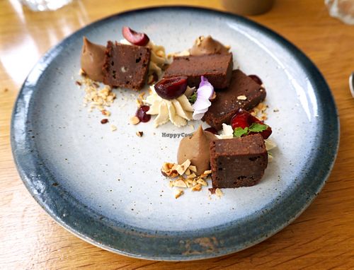 Dessert à l'assiette - brownie chocolat 60% at the friendly kitchen in Paris