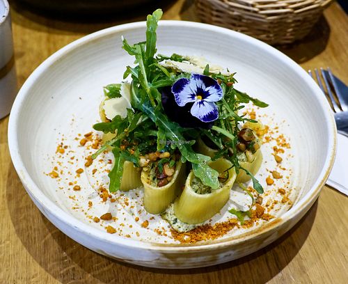 Paccheri farçis à la ricotta de tofu & épinards at the friendly kitchen in Paris