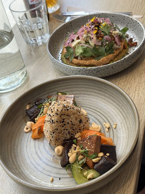 Onigiri au gomasio de sésame & noix de coco, galette aux herbes fraîches d’inspiration Iranienne (Kuku sabzi)  at the friendly kitchen in Paris