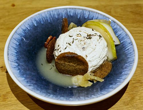 Tartelette destructurée poire & noix de pécan at the friendly kitchen in Paris