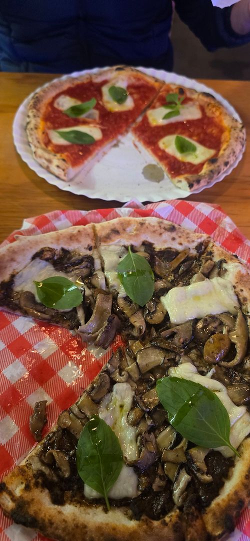 Pizza de cogumelos e marguerita totalmente veganas at Santi Pizzeria in Porto Alegre