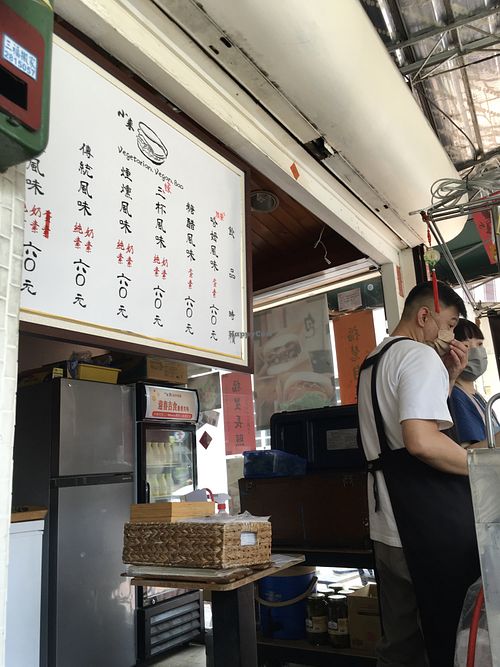 Kiosk with the menu clearly labelling vegan, lacto and ovo options   at Xiǎo Lái Gua Bāo 小來刈包 in Tainan