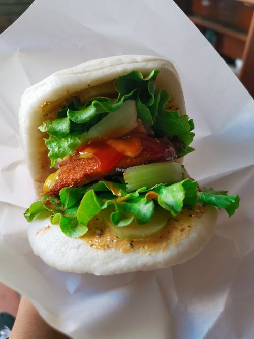 Vegan "chicken" Gua Bao at Xiǎo Lái Gua Bāo 小來刈包 in Tainan