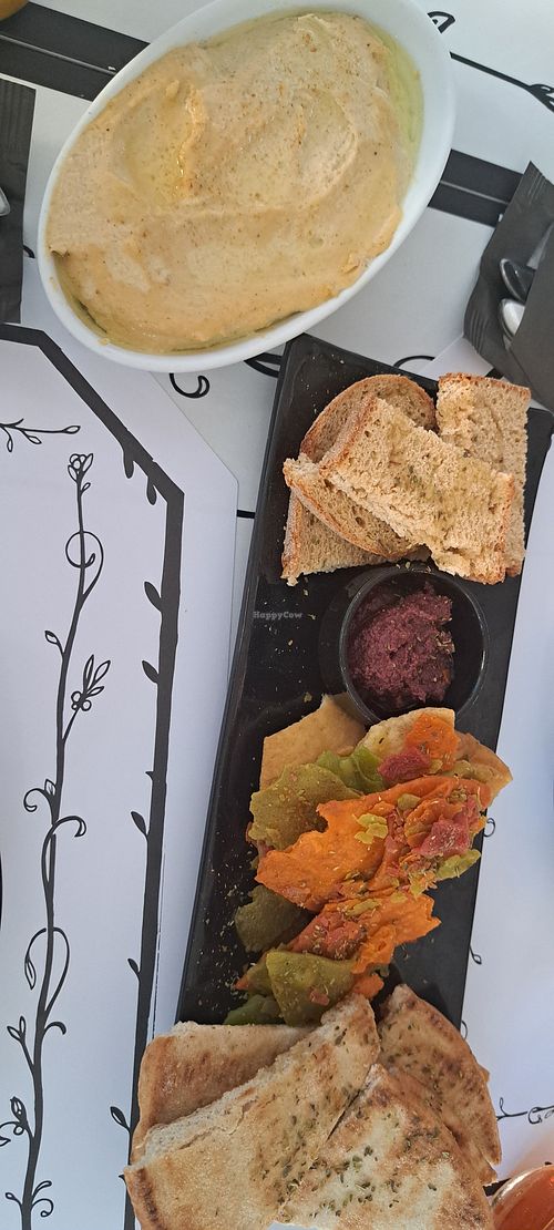 Hummus and mix of breads at Tis Mammis Sou in Rhodes