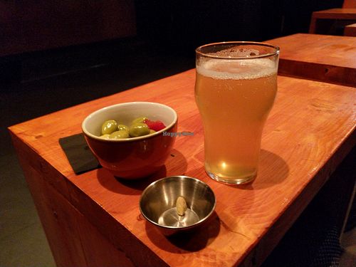 Bier und Oliven at Vyb Bar in Barcelona