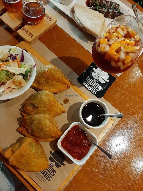 Vegetable samosas with tomato chutney and tamarind sauce at Los Indios Bravos in Boracay