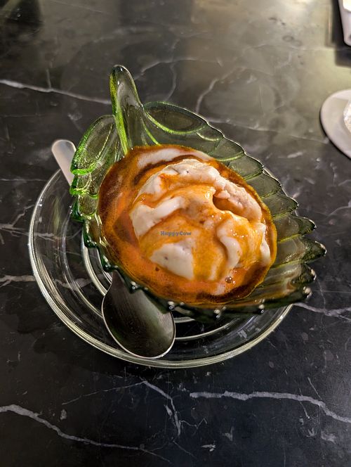 Eis mit Tee at Broccoli Revolution - Charoenkrung in Bangkok