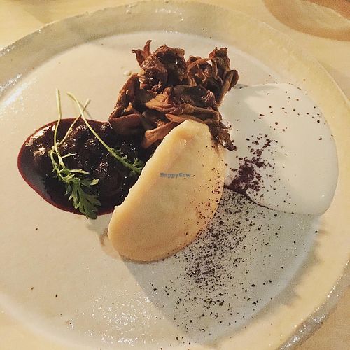 Mukulaselleriä, suppilovahveroa, kaurakermaa, aroniaa   at Villd in Helsinki