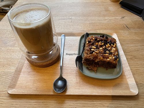 Latte et brownie vegan sans gluten at Les Exploratrices in Lille