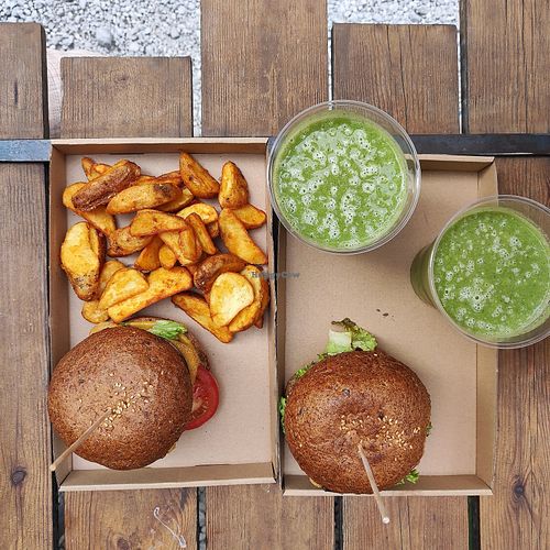 Isteni burgerek, isteni steak burgonya, isteni zöld smoothiek. 😋✌️ at Las Vegan's - Kazinczy 11 in Budapest
