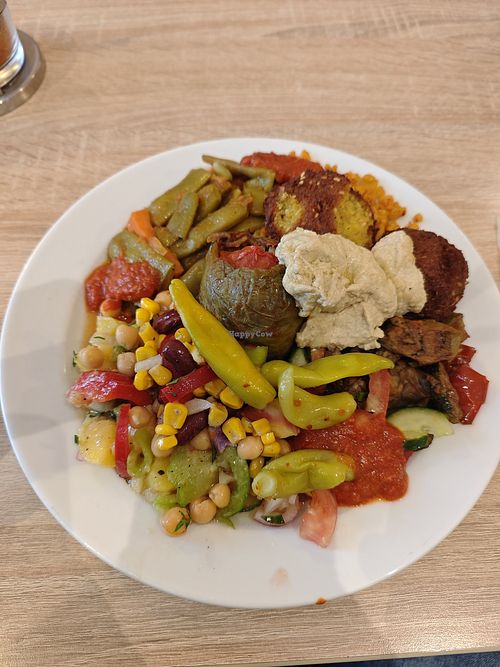 Vegetarischer Teller, aber veganisiert at Deniz Imbiss in Hamburg