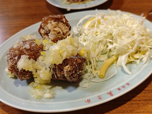 Karaage with cabbage salad and onions with lemon 😋😋😋 at Izakaya Masaka in Tokyo
