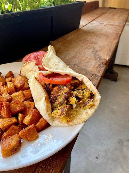 Beyond Meat saucisse sandwich at Verdi in Montreal