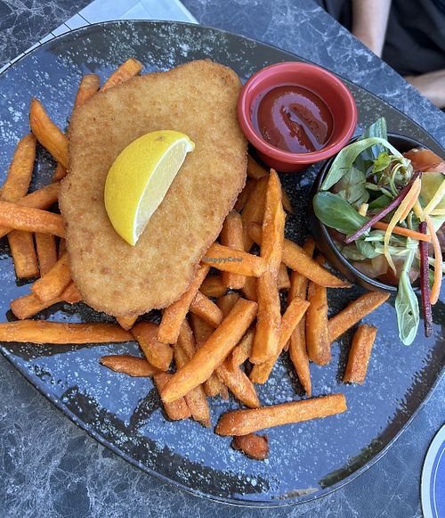 Veggie Schnitzel mit Süßkartoffelpommes  at ALEX in Rostock