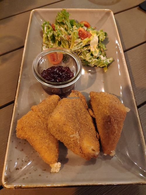 Keesecken mit Preiselbeeren. Vegan cheese wedges with cranberries. at Försters in Berlin