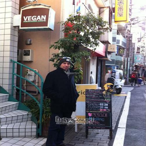 2011 feb Simon does Vegan Ogikubo at Vegan Healing Cafe - Ogikubo in Tokyo
