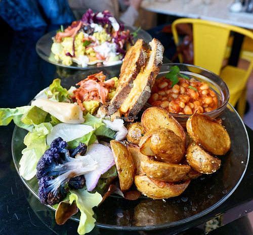 Sunday brunch plate at Putsch in Montreuil