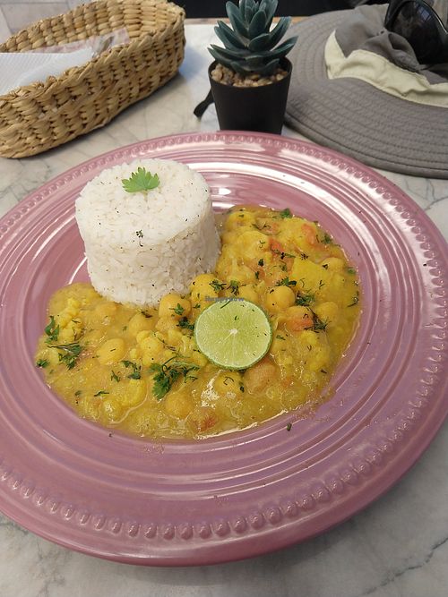 Garbanzos with curry, white rice at Satiba in Arequipa