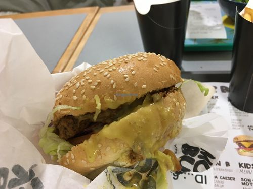 Not a cheeseburger, for seitan and melting cheese lovers at Mother Burger - Saldanha in Lisbon