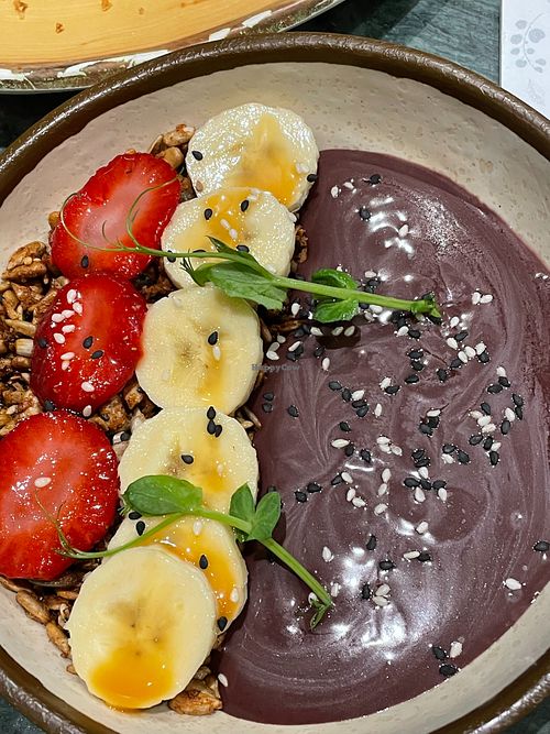 Chia bowl with granola and fruit at The Green Affair - Chiado in Lisbon
