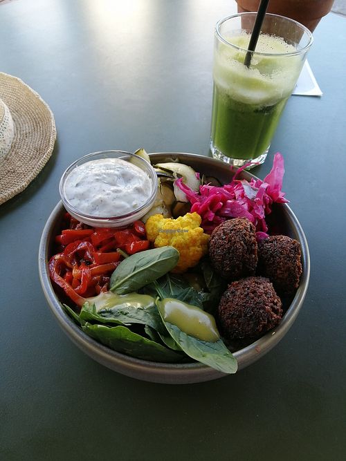 Falafel Bowl und Green Detox Saft at Moos Ibiza in Ibiza