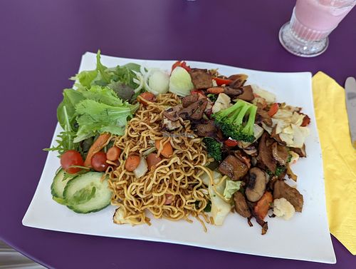 Dönerteller mit gebratenen Nudeln at Hippo Bio Vegan in Hannover
