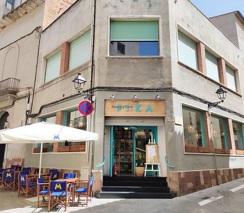 Indoor/outdoor dining at Fika Brunch Shop in Caldes De Montbui
