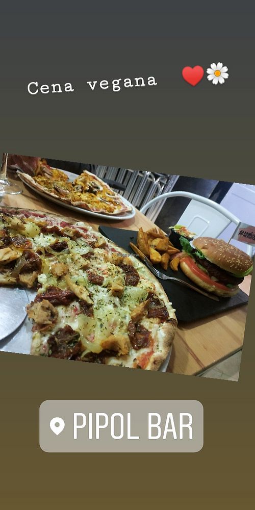 Pizza, Hamburguesas.... Riquísimo todo! at Pipol Bar in Alhaurin De La Torre