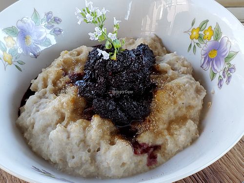 Oatmeal with black mulberries at Boutique Farmers in Pak Nam Pran