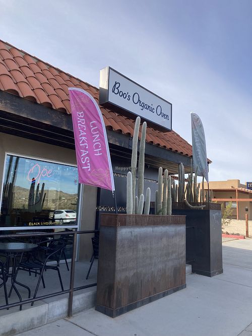 Store front at Boo's Organic Oven in Joshua Tree
