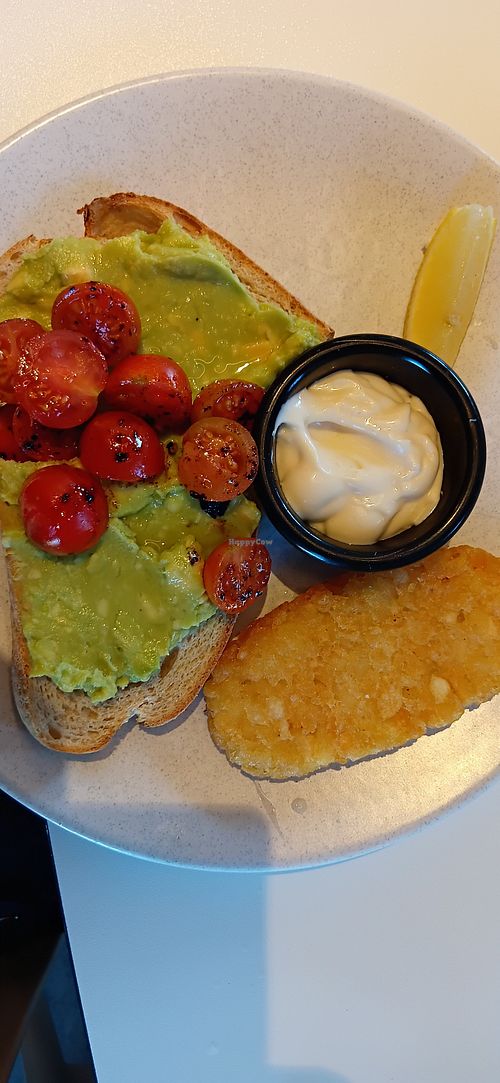 Avo on toast, vegan aioli, hash brown at The Coffee Club in Warwick