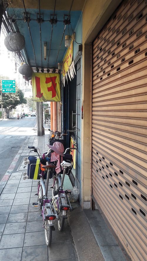 Store front at Vegan Restaurant Din Daeng in Bangkok