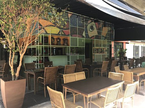 Outdoor seating at Bendito Suco in Brasilia