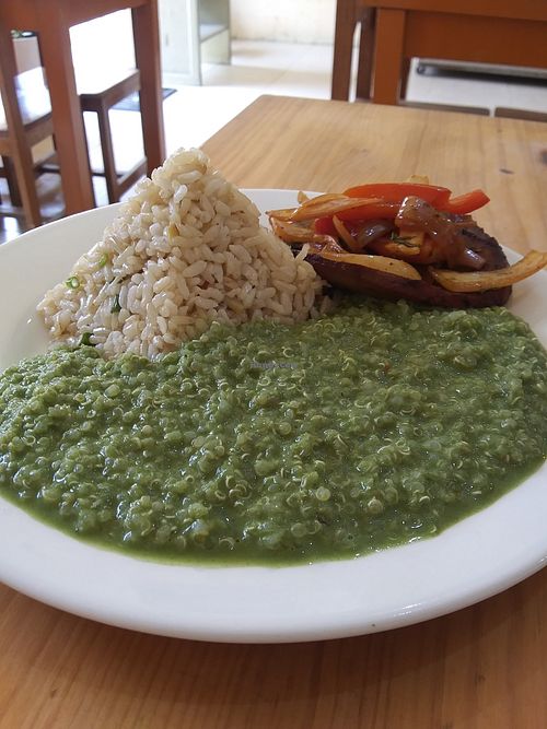Pyramid of brown rice, quinoa with basil, mock ham slice with sauteed vegetables at Ganimedes in Piura