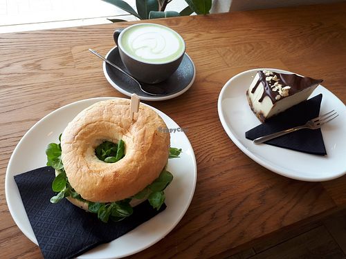 Bagel nr. 8 with matcha latte and vegan cake at Bread House in Torun