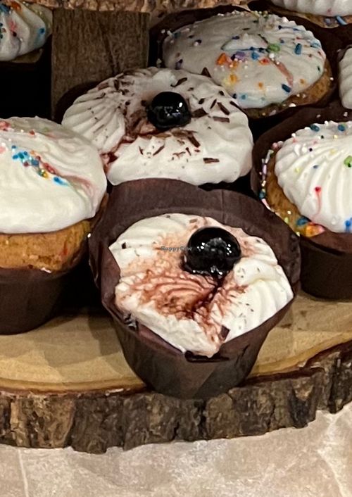 This does not look like it came from a caterer at Ariela's Pizza & Kosher Kitchen in Las Vegas