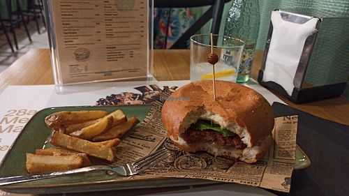 Hamburguesa vegana con cebolla caramelizada y pimiento verde con pan crujiente y patatas fritas at Cal Manel in Manresa