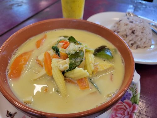 Curry with brown rice at Krua Jey - ครัวเจ in Koh Phangan